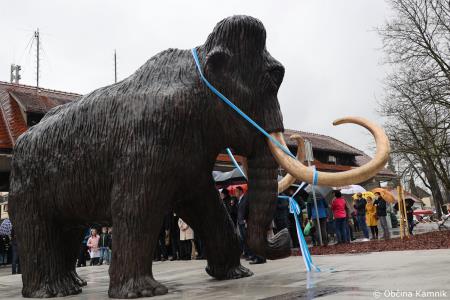 Dobrodošel mamut v Kamniku je dobil svoje mesto bronasti mamut v naravni velikosti, ki stoji v Mamutovem parku (42)